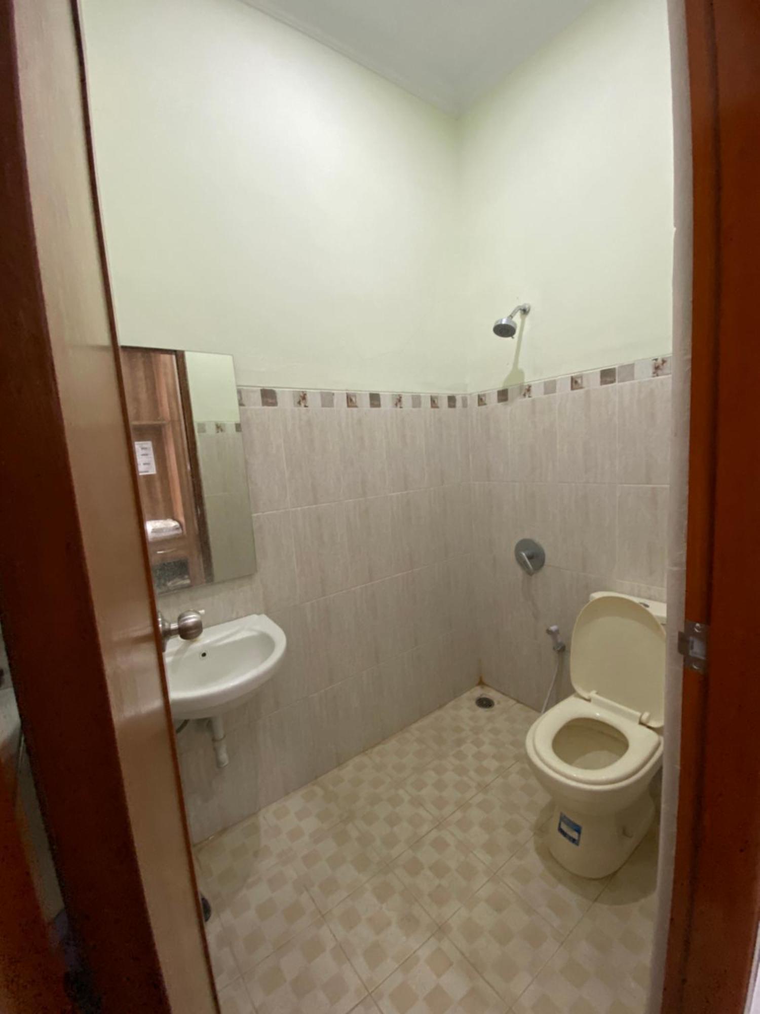 Adiputra Guesthouse 2 By Homiq Ngabean Ngoại thất bức ảnh